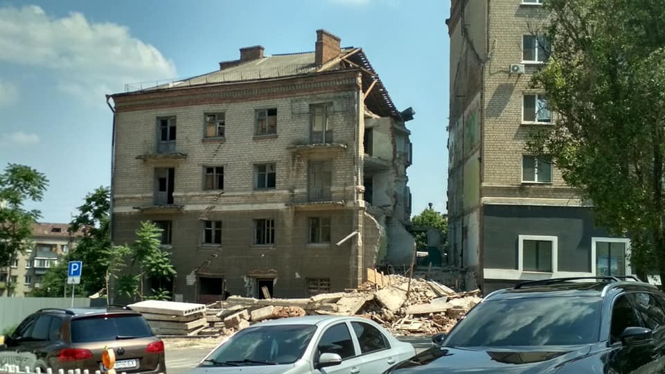 Потрепанное и в трещинах: в Днепре снесли аварийное здание бывшей сосисочной - рис. 5