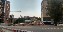 Потрепанное и в трещинах: в Днепре снесли аварийное здание бывшей сосисочной - рис. 5