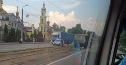 В Днепре водитель грузовика сбил пешехода на трамвайных путях: фото/видео - рис. 9