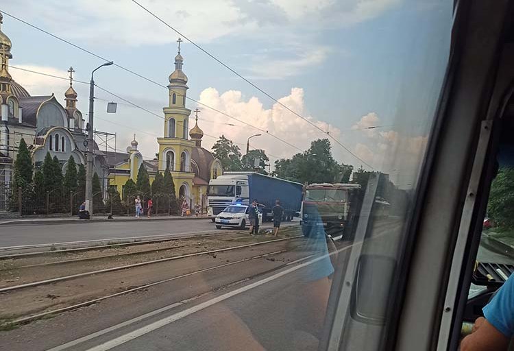 В Днепре водитель грузовика сбил пешехода на трамвайных путях: фото/видео - рис. 1