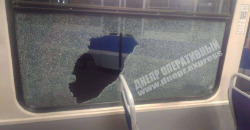 В Днепре неизвестные разбили камнем окно в трамвае: пассажиры не пострадали - рис. 7