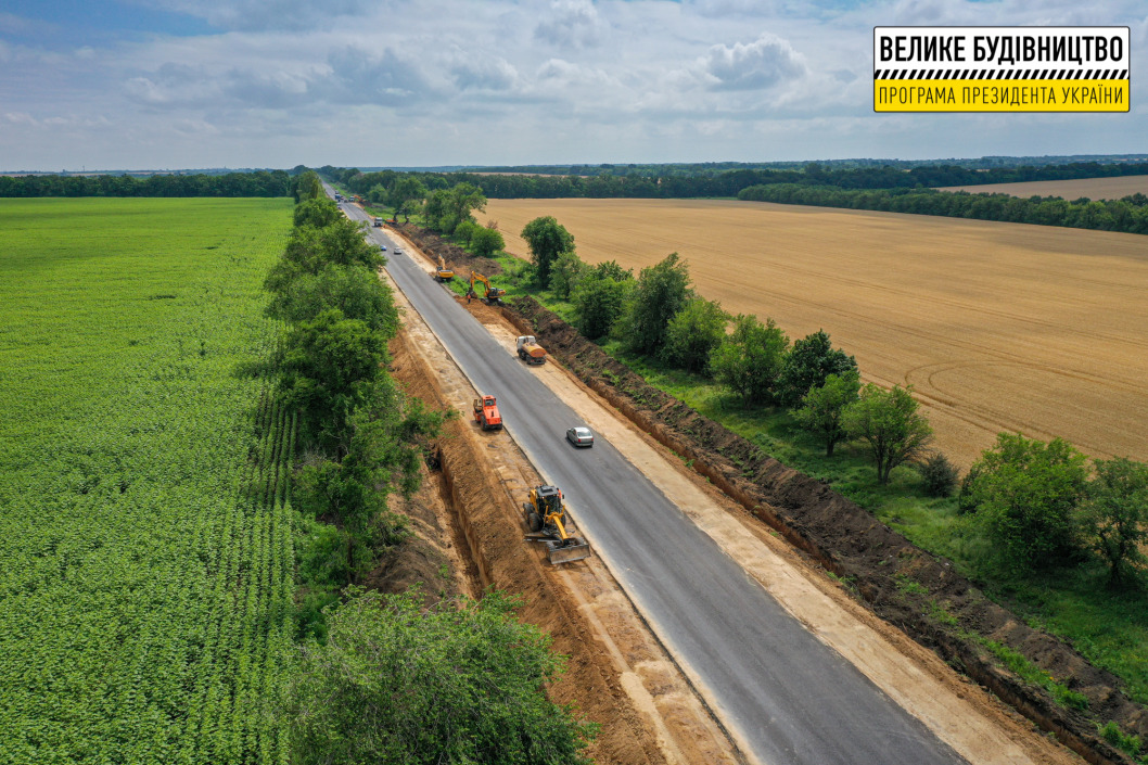 На Днепропетровщине ремонтируют международную трассу Знаменка-Луганск-Изварино - рис. 1