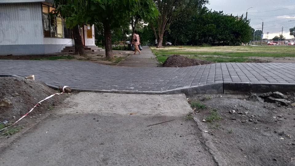 На левом берегу Днепра укладывают новый тротуар - рис. 3