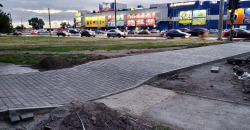 На левом берегу Днепра укладывают новый тротуар - рис. 12