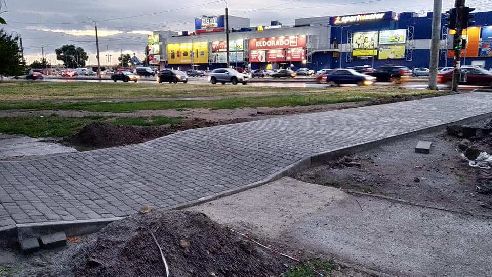 На левом берегу Днепра укладывают новый тротуар - рис. 1