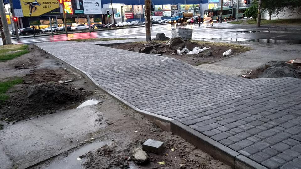 На левом берегу Днепра укладывают новый тротуар - рис. 4