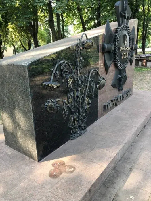 В Кривом Роге вандалы осквернили памятник погибшим под Иловайском - рис. 1