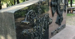 В Кривом Роге вандалы осквернили памятник погибшим под Иловайском - рис. 6
