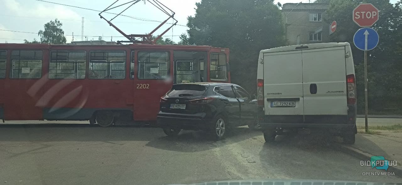 ДТП под Амурским мостом в Днепре: парализовано движение электротранспорта - рис. 1