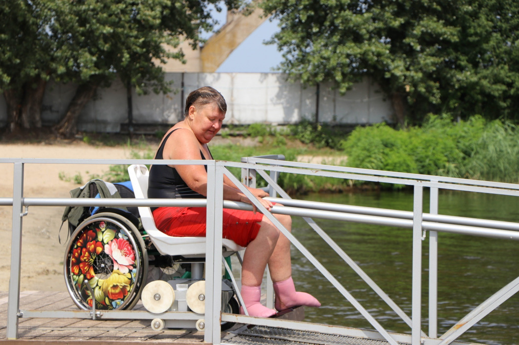 В Днепре на Монастырском пляже установили спуск в реку для людей с инвалидностью - рис. 2