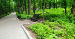 В днепровском парке Гагарина вандалы сломали 16 урн: видео - рис. 16