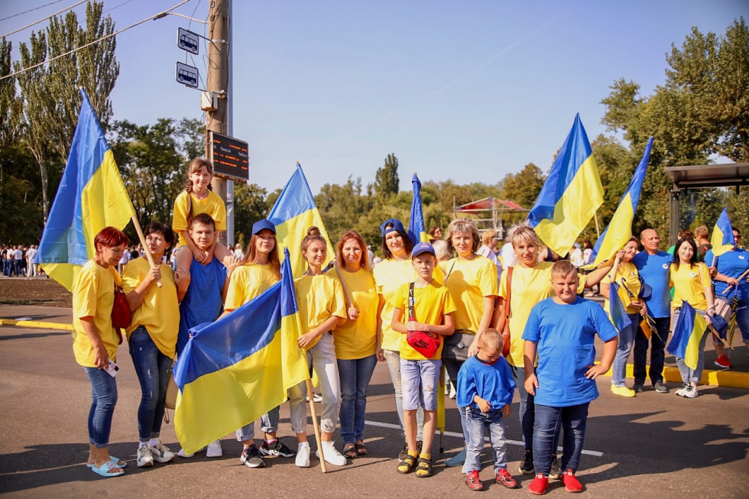 В Кривом Роге на новоустановленном флагштоке подняли флаг Украины - рис. 7