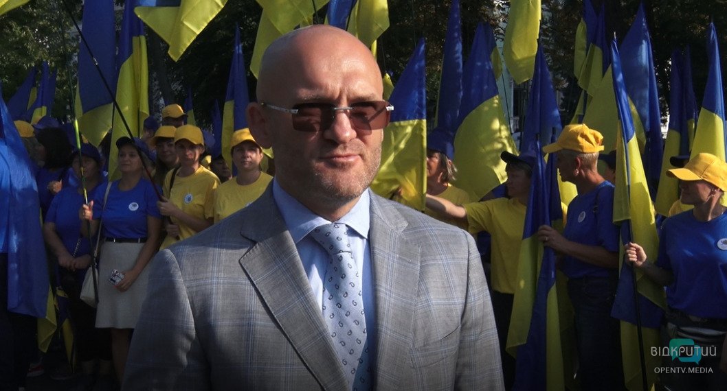 Всеукраинский флешмоб и народные гуляния: как в Днепре отмечают День флага - рис. 1