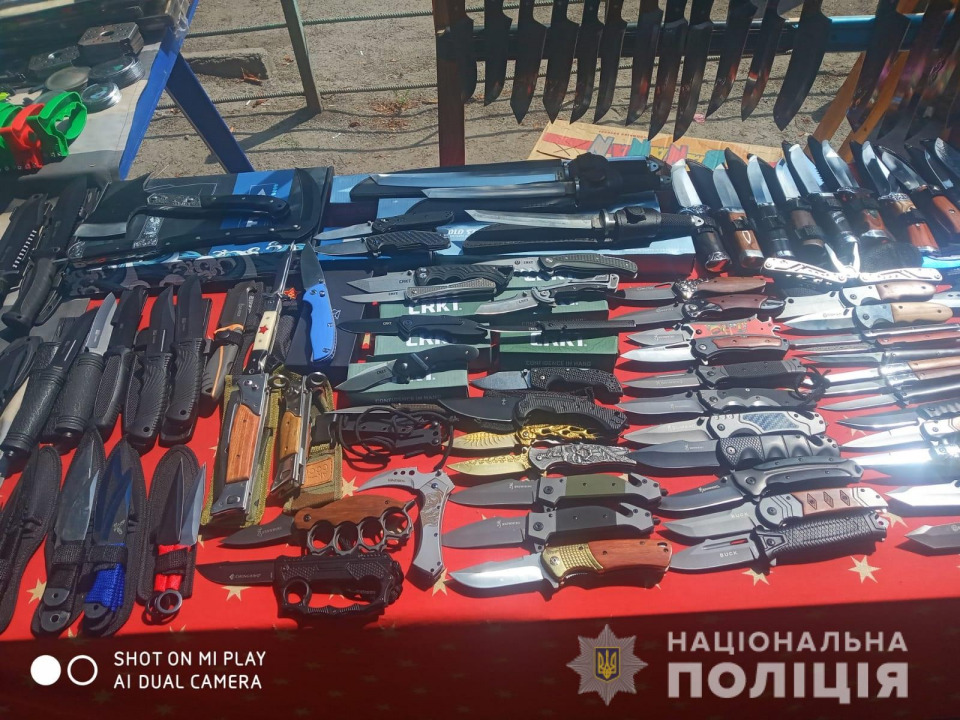 Ножи, кастеты и тротил: у полицейских Днепропетровщины выдался насыщенный день - рис. 2