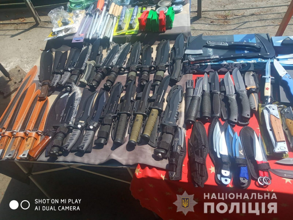 Ножи, кастеты и тротил: у полицейских Днепропетровщины выдался насыщенный день - рис. 1