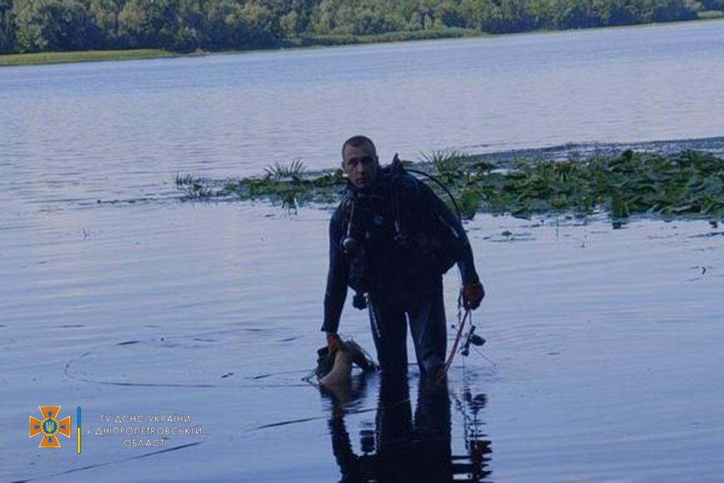 В Днепре спасатели достали из воды тело 25-летнего утопленника - рис. 2