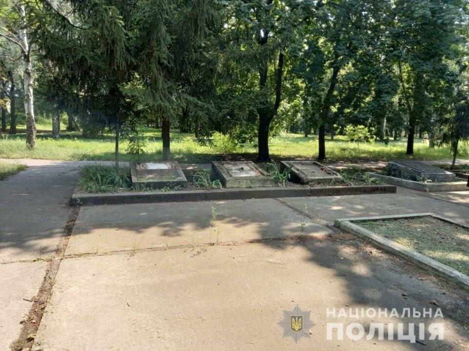 По Днепром вандалы разбили плиты мемориального комплекса погибшим воинам ВОВ - рис. 3