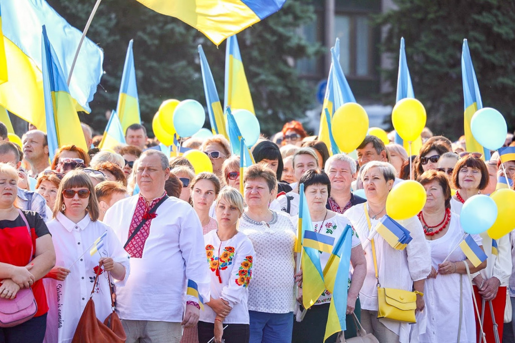 В Кривом Роге на новоустановленном флагштоке подняли флаг Украины - рис. 5