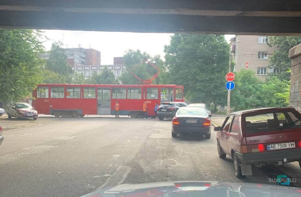 ДТП под Амурским мостом в Днепре: парализовано движение электротранспорта - рис. 2