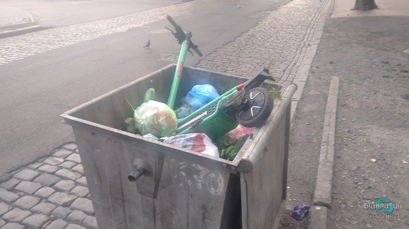 В центре Днепра хулиганы сломали несколько шеринговых электросамокатов (Фото) - рис. 4