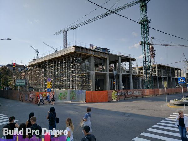 В центре Днепра строят новый бизнес-центр "Перекресток" - рис. 3