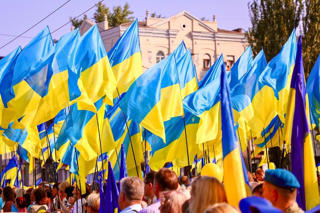 В Кривом Роге на новоустановленном флагштоке подняли флаг Украины - рис. 10