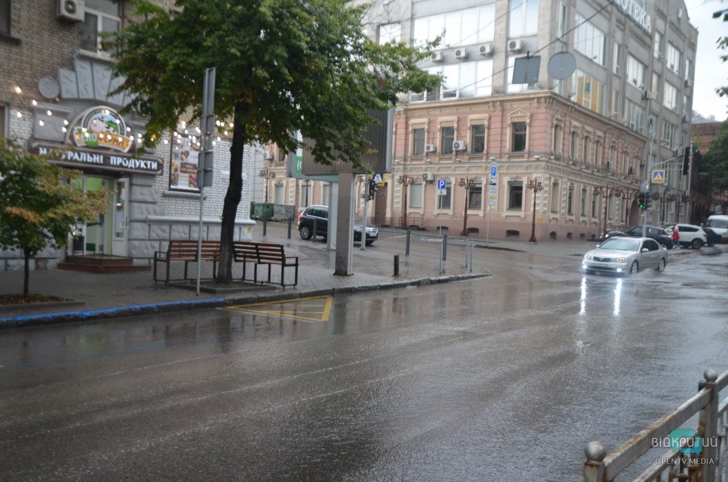 Затопленные улицы, вода в маршрутках: последствия непогоды в Днепре (Фото/Видео) - рис. 4