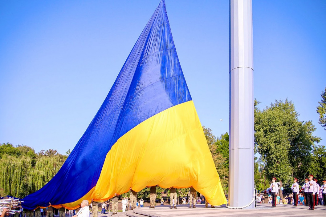 В Кривом Роге на новоустановленном флагштоке подняли флаг Украины - рис. 1
