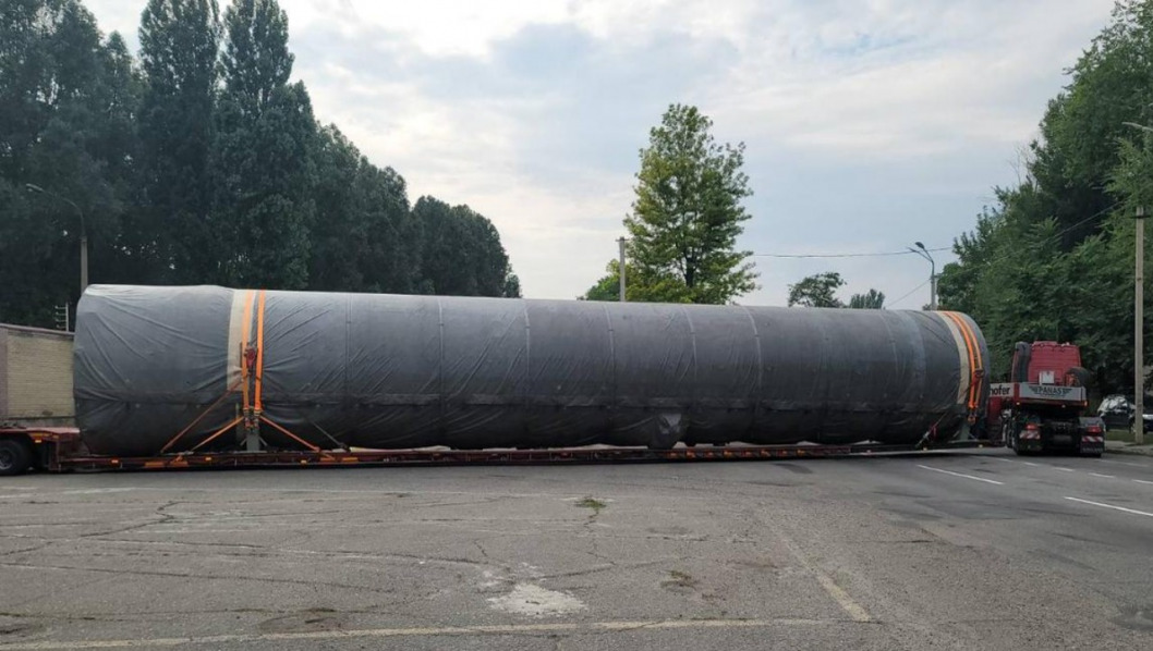 В Днепре по набережной перевозили огромный макет ракеты-носителя "Южмаша": фото - рис. 1