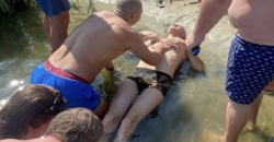 Неудачный нырок: на Днепропетровщине отдых у реки закончился приездом медиков - рис. 8