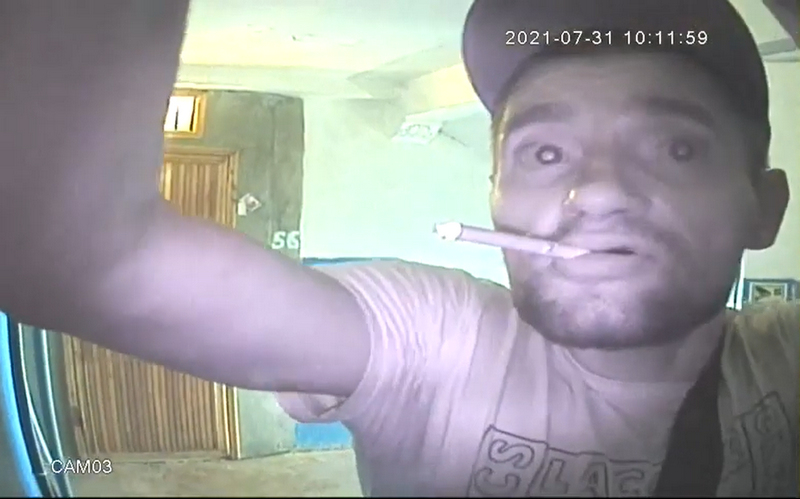 В Днепре на жилмассиве Тополь видеокамеры запечатлели «подъездного вора»: видео - рис. 1