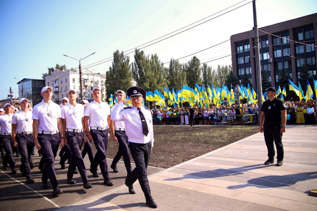 В Кривом Роге на новоустановленном флагштоке подняли флаг Украины - рис. 8