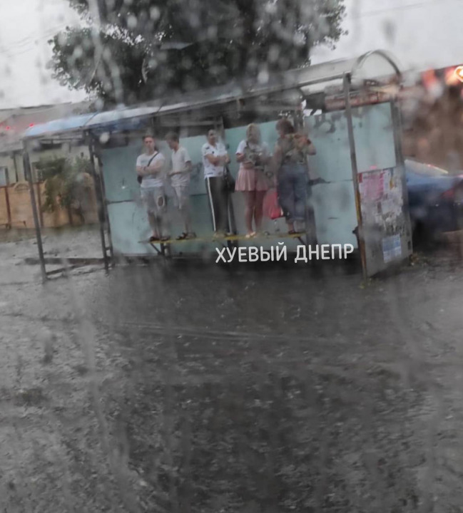 Люди бегут, машины плывут, троллейбусы искрят: ливень в Днепре продолжается (видео) - рис. 6