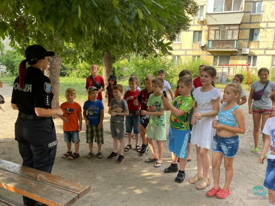 Патрульные полицейские Днепра рассказали детям о безопасном поведении на улице - рис. 2