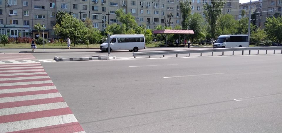 В Днепре на проспекте Героев появились новые разделители проезжей части - рис. 2