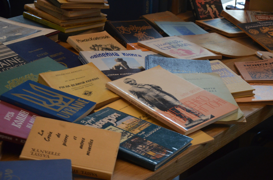 В Днепре фонд библиотеки украинской диаспоры пополнился уникальными книгами (Фото) - рис. 2