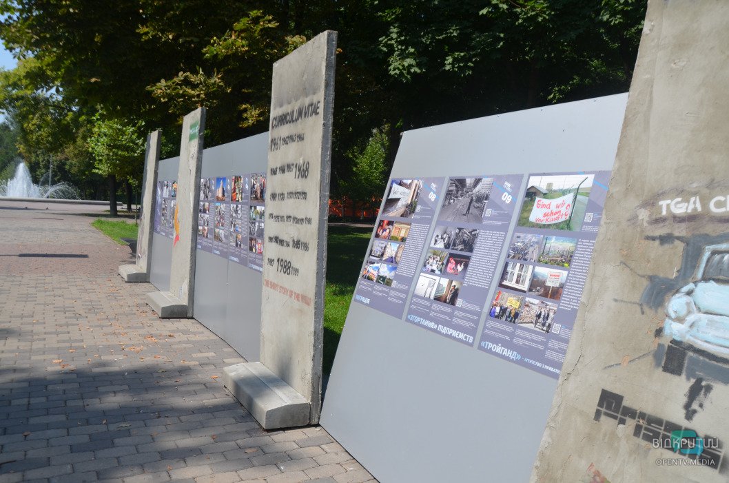В Днепре повредили уличную фотовыставку, посвященную падению Берлинской стены - рис. 2