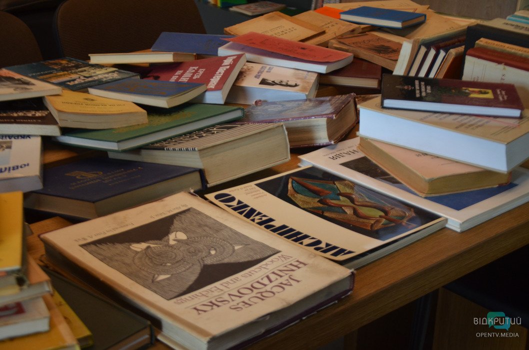 В Днепре фонд библиотеки украинской диаспоры пополнился уникальными книгами (Фото) - рис. 9