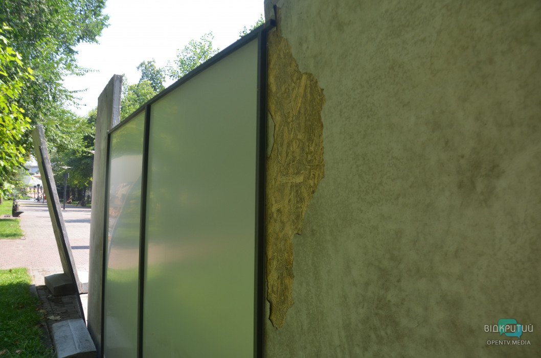 В Днепре повредили уличную фотовыставку, посвященную падению Берлинской стены - рис. 13