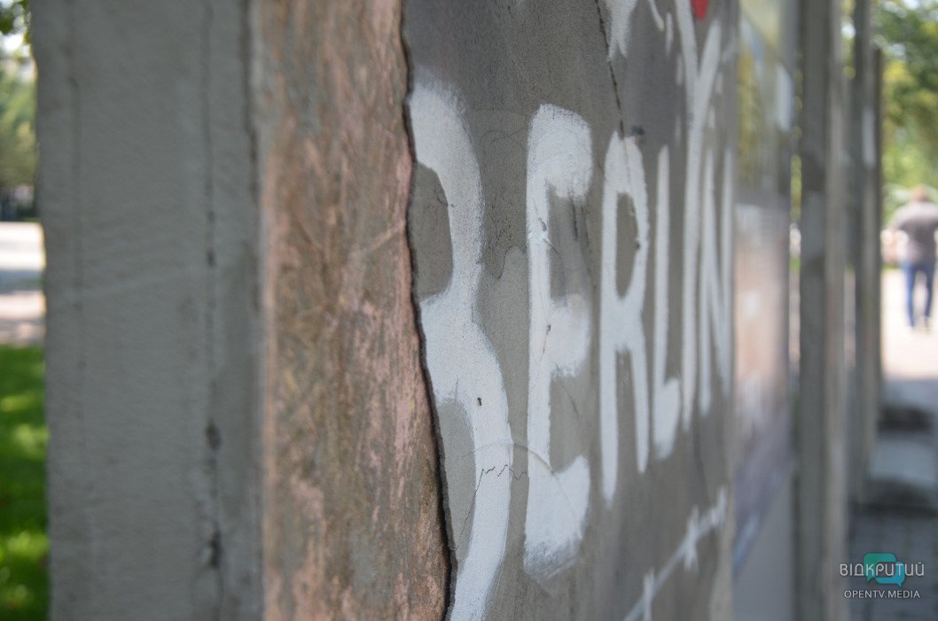 В Днепре повредили уличную фотовыставку, посвященную падению Берлинской стены - рис. 12