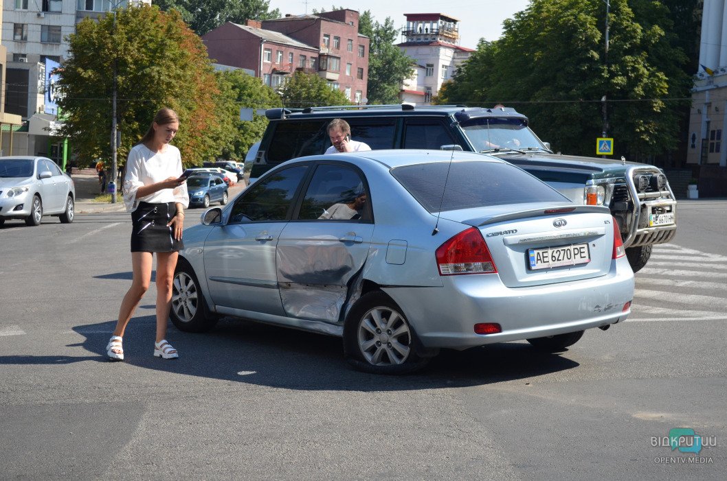 В Днепре на проспекте Яворницкого произошло ДТП: движение частично затруднено - рис. 9