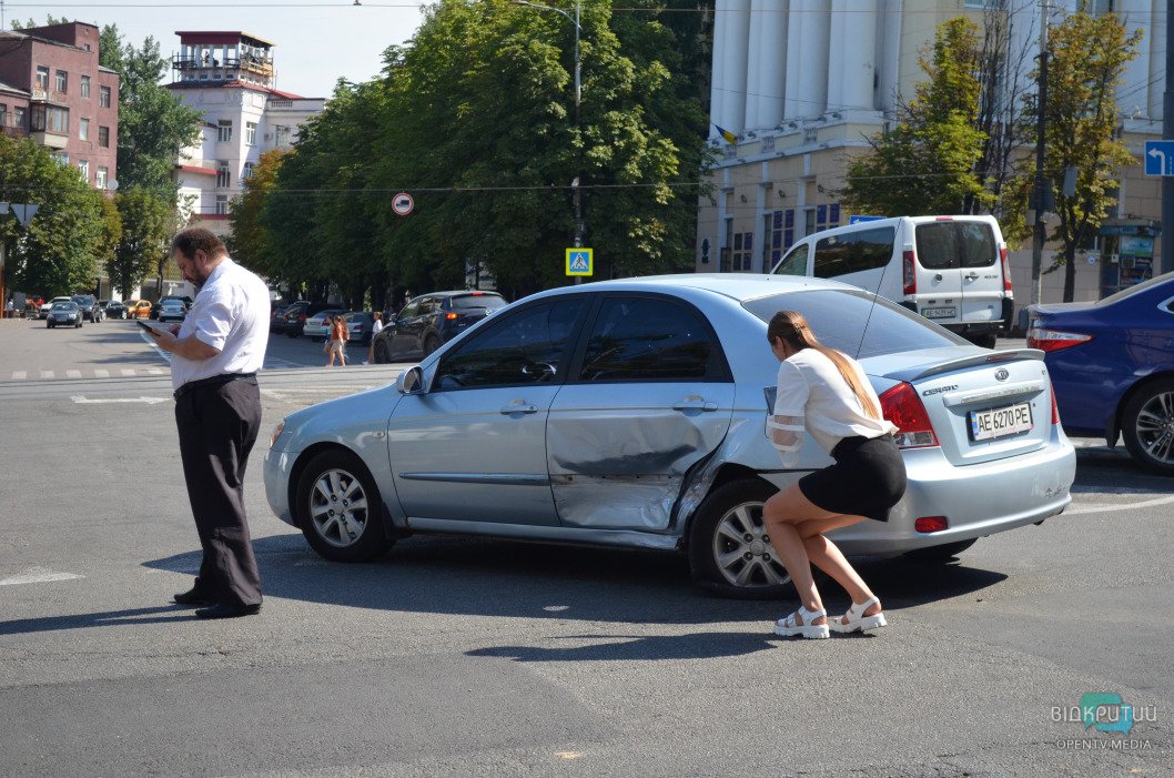 В Днепре на проспекте Яворницкого произошло ДТП: движение частично затруднено - рис. 2