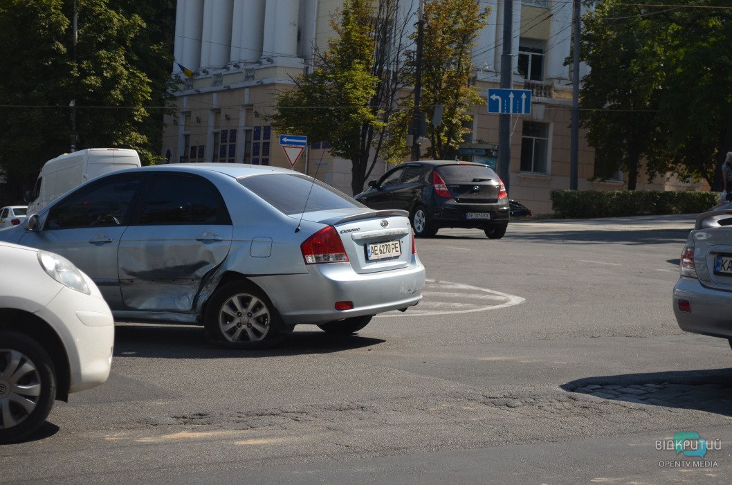 В Днепре на проспекте Яворницкого произошло ДТП: движение частично затруднено - рис. 8