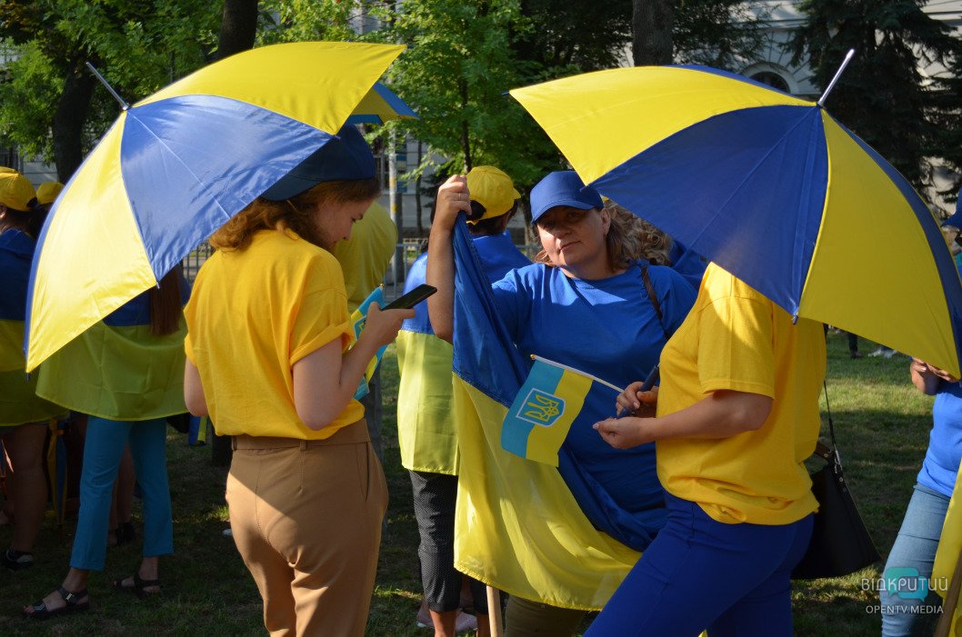Всеукраинский флешмоб и народные гуляния: как в Днепре отмечают День флага - рис. 8