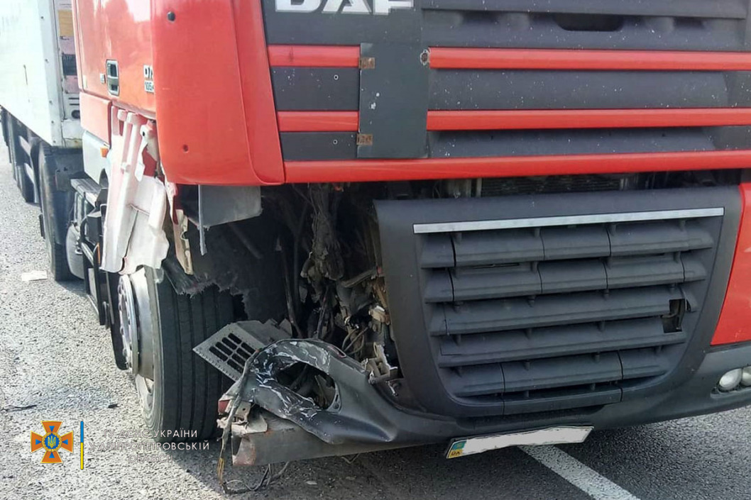 ДТП под Кривым Рогом: водителя доставали из разбитого автомобиля (фото) - рис. 2
