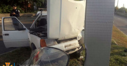 Врезался в стойку билборда: в Днепре водителя доставали из разбитого авто - рис. 6