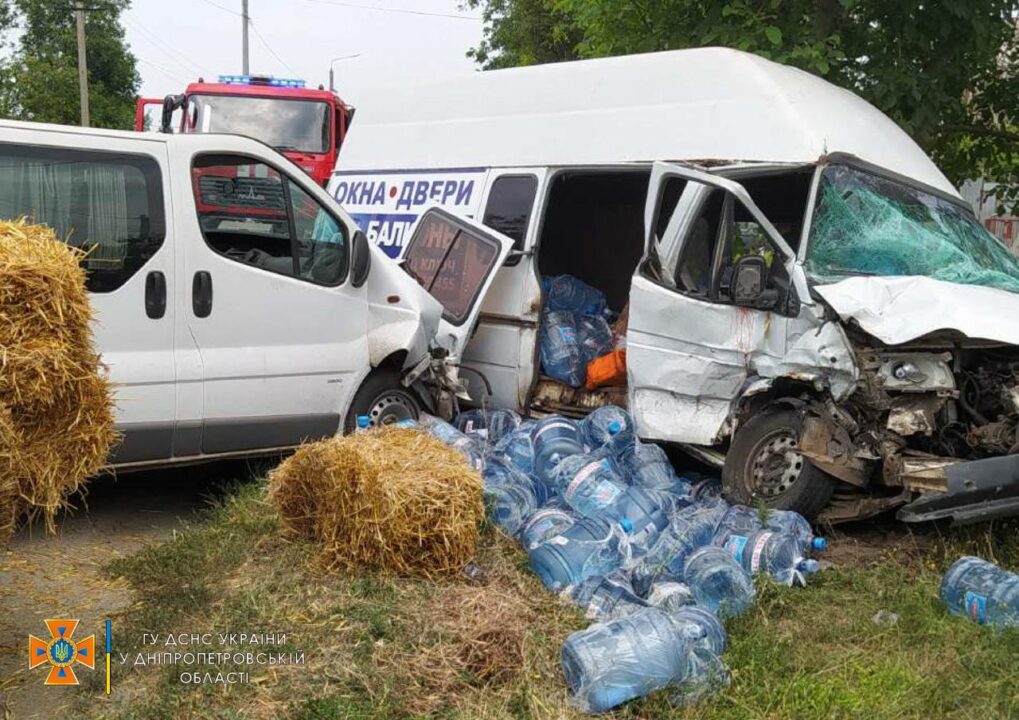 В Кривом Роге столкнулись два грузовых фургона: пострадали четыре человека - рис. 1