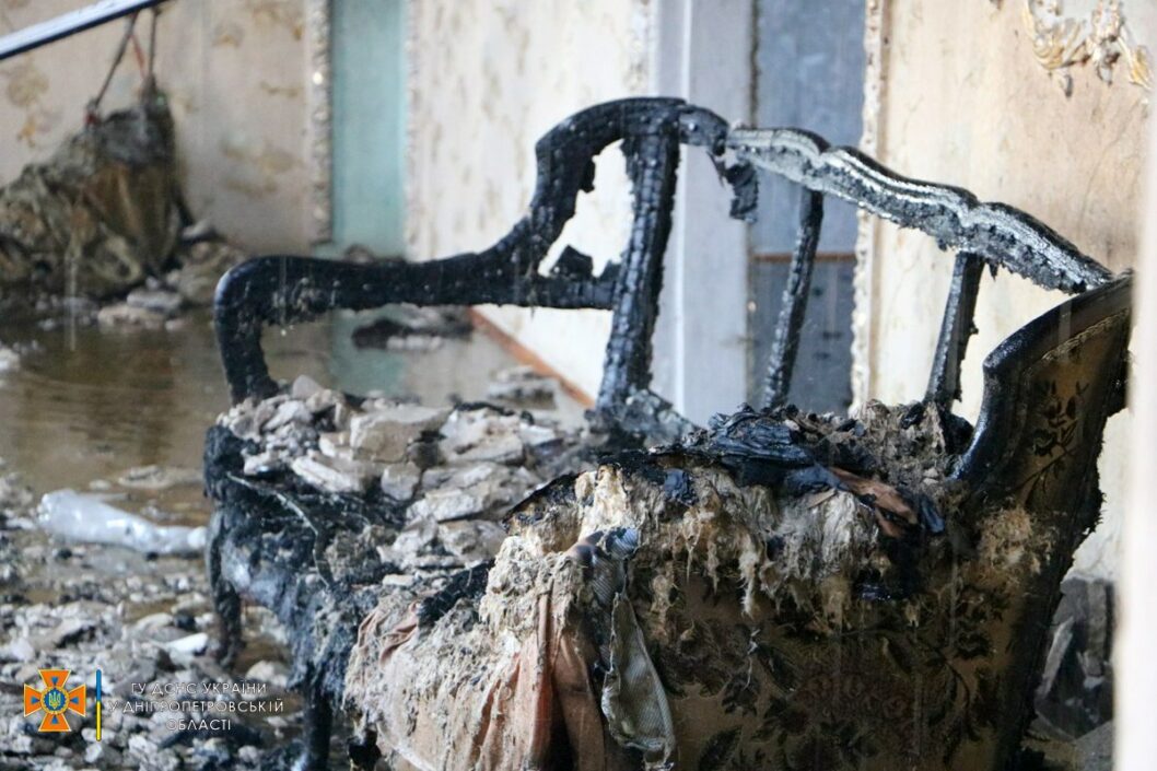 Тушили около часа: в Днепре дотла сгорел частный дом (Видео) - рис. 3