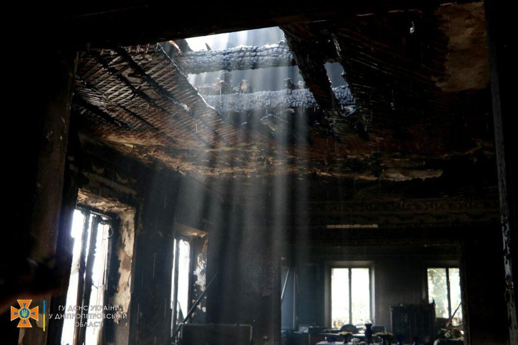 Тушили около часа: в Днепре дотла сгорел частный дом (Видео) - рис. 4