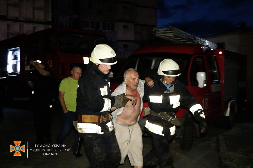 В Днепре пожарные спасли мужчину из пылающей квартиры (Фото/Видео) - рис. 2